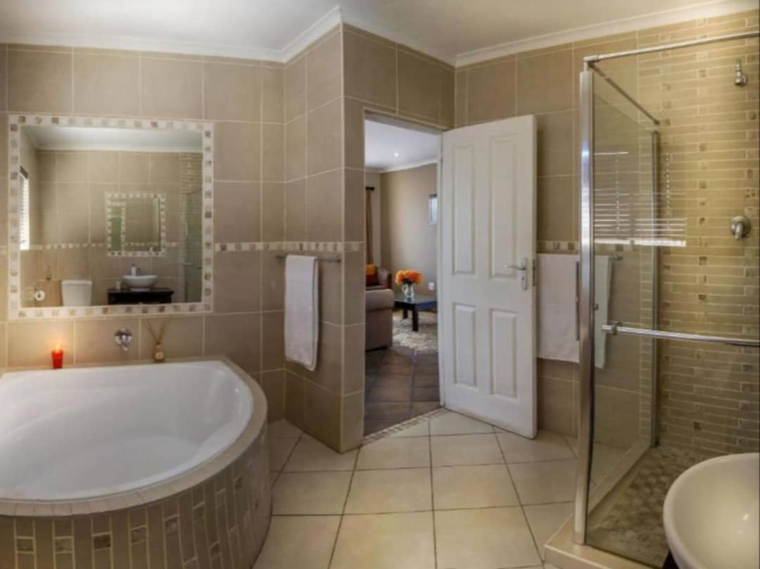 Luxury Room at Lalapanzi Lodge