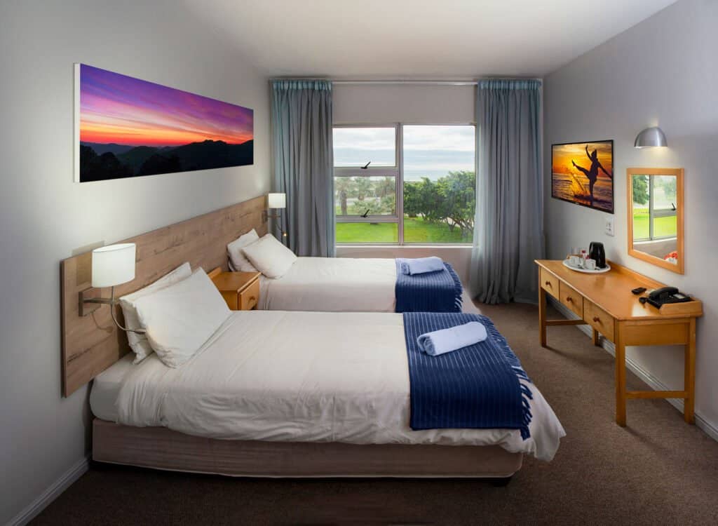Standard room with twin beds and en-suite bathroom